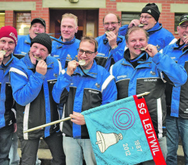 Bewiesen auch mit der Silbermedaille Humor und Biss: Die SG Leutwil mit (vorne, von links) Marco Lüscher, Hanspeter Gloor, Christian Rauch, Christian Gloor; (hinten) Werner Neeser, Joachim Merz (Ersatz), Matthias Lüscher, Bruno Emori und Hansueli Lüscher. (Bild: wr.)