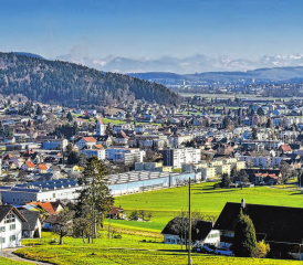 Freundliches Vorfrühlingspanorama: Das Wynental präsentiert sich in der Nachmittagssonne von seiner Schokoladenseite.Wenn die Wettervorhersagen stimmen, wird es in den nächsten Tagen allerdings nochmals etwas winterlicher. (Bild: mars.)