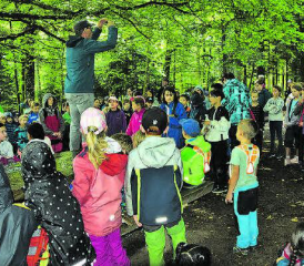 Instruktionen für rund 170 Kinder: Beni Imboden erklärte der grossen Schar den Ablauf des Tages und schickte sie in den Wald, um brauchbares Material zu sammeln. (Bilder: st.)