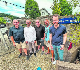 Gewählt ist mit 482 Stimmen: Nils Hunziker (Bildmitte). Flankiert wird er von seinem Chef Didier Blétry, Bezirksrichter-Kandidat Christian Keppler (linke Seite), Mario Knechtli und Adrian Schoop. (Bild: rc.)