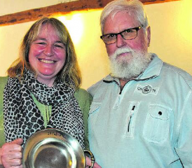 Dank für 25 Jahre Vereinstreue: Annemarie Bärtschi nimmt aus den Händen von Rolf Senn den Teller entgegen (Bild: st.)