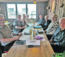 Persönliche Gespräche: Am Stammtisch der Mitte Kulm fanden in Schöftland kontroverse Diskussionen statt. (Bild: zVg.)