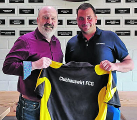 Wechsel auf die neue Saison hin: Markus «Gonzbu» Bucher (links) übergibt die Clubhausschlüssel in die Hände von David Hüsler. (Bild: zVg.)