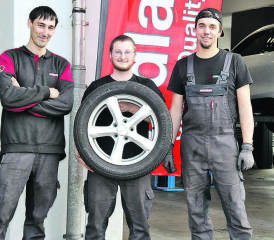 Wechselte Reifen im Akkord – das kleine aber sehr effiziente Team der Event Garage: (v.l.) Inhaber Stefan Von Gunten, Dominik Reinhardt, Panos Brunner. (Bilder: rms)