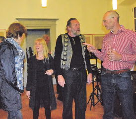 «Surytal» sorgt für viel Gesprächsstoff: Das Künstlerpaar, Christa Hunziker und Roland Hächler (Mitte), im Gespräch mit Vernissagebesuchern. (Bilder: st.)