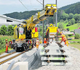 Im Oberwynental stand der Kirow Multi Tasker KRC 800 ZW der Firma Vanoli erstmals im Einsatz. Er kann Elemente, bestehend aus Betonschwellen und Schienen (sogenannte Jochen), direkt ins Gleisbett hieven. (Bilder: rc.)