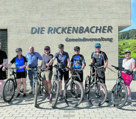 Sportlich unterwegs: Der Rickenbacher Gemeinderat «on Tour» bei besten äusseren Bedingungen. (Bild: zVg.)