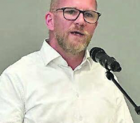 Dürrenäschs Vizeammann Thomas Sauder informierte über einen möglichen Verkauf des gemeindeeigenen Elektrizitätswerks. (Bild: hg.)