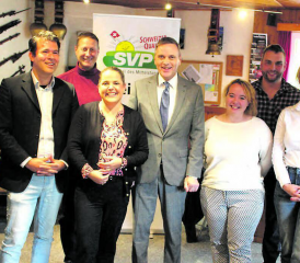 Präsentierten sich am diesjährigen Käseschnitten- und Raclette-Essen in Oberkulm: (v.l.) Bruno Rudolf, Simon Baumgartner, Siegfried Sommerhalder, Regierungsratskandidatin Martina Bircher, Regierungsrat Jean-Pierre Gallati, Samira Furrer, Manuel Kaspar, Barbara Borer-Mathys und Roger Schmid. (Bild: zVg.)