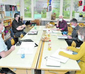 Fusionsprüfung Burg-Menziken, Arbeitsgruppe 8 «Name, Wappen, Ortsteile, Postadresse, Vereine und Kultur» an der Arbeit: Deren Leiter, der Burger Vizeammann Hans-Peter Steiner freut sich: «Es ist genial, dass wir ein so effizientes Team sind. Auch haben alle Mitglieder meines Erachtens ein gutes ‘Gspüri’ für die Befindlichkeit der Bevölkerung.» (Bild: zVg.)