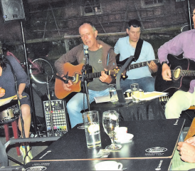 Je später der Abend, desto romantischer das Ambiente: Mundartrock war Trumpf (v.l.) mit Moni Schär, Päuli Hofer, Dani Knechtli und Gogo Frei. (Bilder: st.)