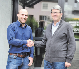 Der langjährige Herausgeber Hans Baumann hat mit Martin Nietlispach (links) die optimale Lösung für den Fortbestand des «Wynentaler Blatt» gefunden. (Bild: rms.)