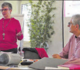 Pflegefachfrau Katharina Schwarzmeyer und Pfarrer Philipp Nanz beantworteten auch Fragen aus der interessierten Runde. (Bild: zVg.)