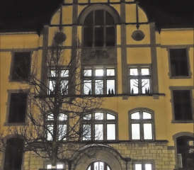 Ein Wintermärchen: Der beleuchtete Mittelteil des Centralschulhauses in Reinach. (Bilder: rf.)