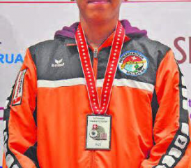 Erfolgreiche Schützen: Die beiden Aargauer Junioren-Pistolenschützen mit Silber, Rogerio Jörg aus Kölliken (links), und Ayleen Paolozzi aus Sarmenstorf (rechts), in der Mitte die zweifache Goldmedaillengewinnerin mit dem Gewehr, Nicole Häusler, Kölliken. (Bild: msch)