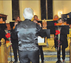 Auf den Bazar eingestimmt: Der PanChor Freiamt spielte unter der Leitung von Isidor Karpf in der Kirche Rued zum Bazarstart. (Bilder: st.)