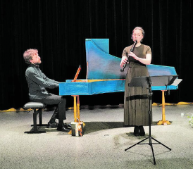 Entführten das Publikum auf eine Zeitreise: Matteo Cotti am Cembalo und Susanne Geist an der Tenor-Blockflöte. (Bild: mek)