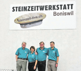 Für einmal ein Blick zurück statt immer nur voraus: Die Protagonisten des Ice-Age-Panoramas (von links) Max Zurbuchen, Heidi Villiger, Pitsch Schmid und Othmar Wey vom Förderverein Steinzeitwerkstatt Boniswil. (Bilder: msu.)