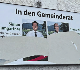 Kurz nach den Wahlen wurde dieses Plakat zerrissen. (Bild: dr.)