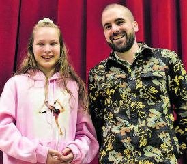 Mit Lea Läuppi hat Unterkulm auch eine talentierte und preisgekrönte Eiskunstläuferin, im Bild mit Gemeinderat Charlie Peter. (Bilder: hg.)