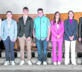 Bevor die Konfirmandinnen und Konfirmanden sich an ihrem Konf-Essen gemeinsam mit ihren Familien feiern liessen, gab es noch einen Apéro im Kirchgemeindehaus in Menziken. (Bild: zVg.)