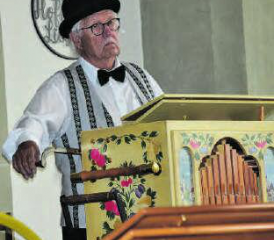 Von Anfang an aktiv dabei: Der Schöftler Lorenz Mathys präsentiert sein schönes Instrument mit viel Stolz. (Bilder: st.)