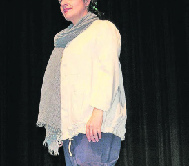 Grossartige Bühnenpräsenz: Anet Corti widmte sich im Saalbau den menschlichen und technischen Angelegenheiten einer Quartierversammlung. (Bild: hh.)