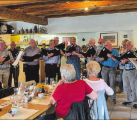 Der Männerchor Schöftland liess es sich nicht nehmen, auf seiner Reise das ein oder andere Lied zu singen. (Bild: zVg.)