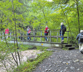 Die Wandergruppe überquerte die Brücke, wo unter ihnen das tosende Wasser der Melchaa durchströmte. (Bild: zVg.)