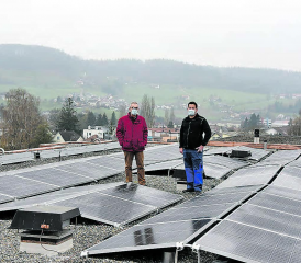 Auf dem Dach des Alterszentrums Mittleres Wynental: Zentrumsleiter Jakob Faes (links) und Hauswart Riccardo Piscitelli präsentieren ihre neue, leistungsfähige Photovoltaikanlage. (Bilder: mars.)