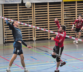 Die Oberentfelder Faustballer (hier mit Swen Aebersold, links) gewinnen an ihrer Heimrunde zwei Mal mit 3:0. (Bild: Jessica Matuh/Swiss Faustball)
