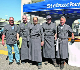 Ihre Spezialität sind die Hamburger: Seit 40 Jahren stehen sie jeweils am Markttag an ihrem Stand und haben alle Hände voll zu tun. (Bilder: st.)