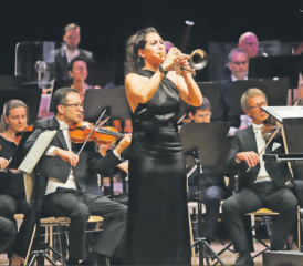 Lebhaftes Konzert zusammen mit dem «argovia philharmonic» im Löwensaal Beinwil am See: Trompeterin Manuela Fuchs stellte ihr Können unter Beweis. (Bilder: Remo Conoci)