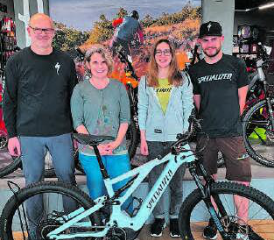 Kompetente Beratung bei Steiger Velo + Sportshop in Menziken: Von links: Marcel und Käthy Steiger, mit Alessa Zanatta und Fabio Steiger