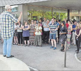 Traditioneller Anlass der Schule Schöftland: Rund 120 Lehrpersonen und weitere Mitarbeitende wurden am Schulschlussabend von Dino Carpanetti begrüsst.