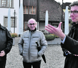 Regierungsrat Dieter Egli sprach auf dem Spaziergang durch Menziken und Reinach die verschiedensten Themenbereiche aus seinem Departement an. (Bild: hg.)