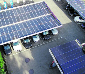 Garage Holziken GmbH in Holziken trägt nicht nur zur Unabhängigkeit und Reduzierung seiner Energiekosten bei, sondern leistet auch einen wertvollen Beitrag zum Umweltschutz. Solarcarpot und Flachdach Solaranlage.