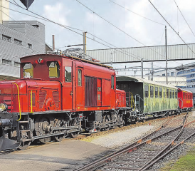 Vor seinem Heimatdepot, der Remise in Hochdorf: Das legendäre Seetalkrokodil mit zwei Personenwagen. (Bilder: zVg.)