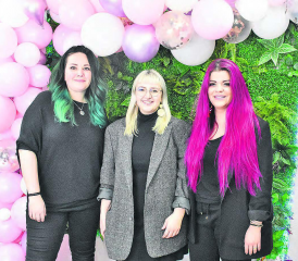 Das sympathische Team von Cut’n’Candy: Die beiden Inhaberinnen Ramona Wälti (l) und Gabriela Aeschbach (r), in der Mitte Sophie Limacher. (Bild: hg.)