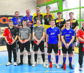 Zahlreiche Schöftler Fans unterstützten in Liestal den neuen Schweizermeister. Auf dem Podest die strahlenden Sieger und Aufsteiger in die NLA mit Rose: Freddy Schenk (l.) und Michael Baumann. (Bild: Peter Villiger)