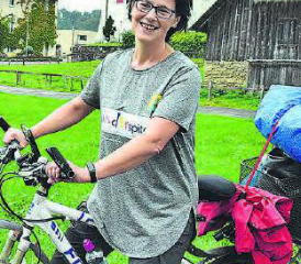 Mit vollbepacktem Drahtesel: Gaby Ganziani ist bereit für ihre Sponsorenvelotour. Nur der geliebte Schlafsack musste zu Hause bleiben. (Bilder: st.)