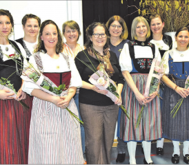 Sie wurden speziell geehrt: Die Präsidentinnen der angeschlossenen Landfrauenvereine haben mit ihrem steten Engagement die Rose redlich verdient. (Bilder: Frieda Steffen)