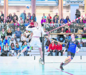 Die Oberentfelder Faustballer – im Bild Robin Häfeli – starten am Wochenende mit einer Doppelrunde in die Hallensaison (Bild: Fabio Baranzini/Swiss Faustball)