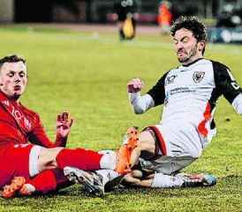 Keinem anderen Aarauer gelingen mehr Tacklings, kein anderer gewinnt so viele Zweikämpfe und kein anderer wird so oft gefoult wie Linus Obexer (r.). (Bild: Sarah Röll)