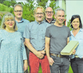 Kurz innehalten war angesagt: Die Freude über das einzigartige Werk ist den Beteiligten ins Gesicht geschrieben, v.l. Pfarrerin Nadine Hassler Bütschi, der Schlossrueder Gemeindeschreiber Peter Lüthi, der Schlossrueder Gemeindeammann Martin Goldenberger, der Präsident der reformierten Kirchgemeinde Rued, Beat Gautschi, der Historiker Rolf Bolliger und die Frau Gemeindeammann aus Schmiedrued, Marliese Loosli-Altherr. (Bild: st.)