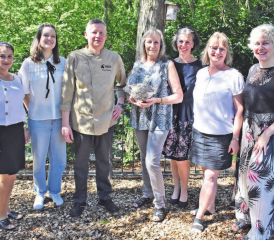Während fast 37 Jahren war Elfi Theiler (Mitte) um das Wohl der Gäste im Restaurant Geisshof besorgt, nun geht sie in Pension, Wirt Thomas Hunziker und das ganze Team bedanken sich für die jahrzehntelange Treue. (Bild: hg.)
