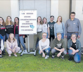 Gruppenbild vor dem Gemeindehaus: Die Jungbürgerinnen und Jungbürger der Jahrgänge 1999, 2000 und 2001 durften ihre Volljährigkeit feiern. (Bilder: moha.)