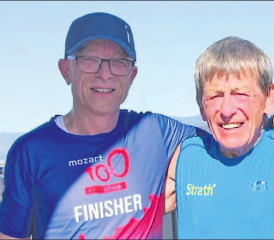 Vorbereitung auf einen neuen Weltrekord – Kurt Hess aus Unterkulm (rechts) und sein potenzieller Nachfolger Jörg Henker auf der Aussichtsplattform des Esterliturms. (Bild: zVg.)