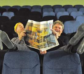 Blickt optimistisch auf die nächste Programmhälfte vom TaB: Kinochef Bruno Maurer (l.) und Theaterleiter Clo Bisaz. (Bild: mars.)