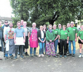 Sie sorgten für gute Stimmung: Der Kochclub Burg und der örtliche Verkehrs- und Verschönerungsverein, Menzikens Vizeammann Res Mäder, sowie die Musiker und Fahnenträger aus Reinach und Menziken. (Bilder: rc.)